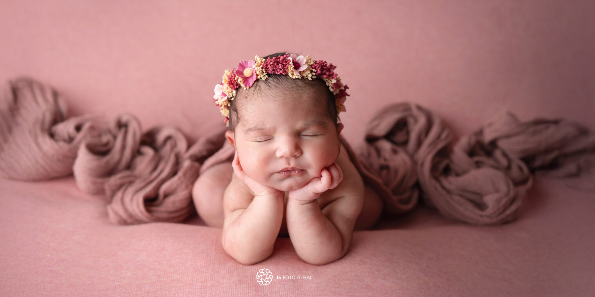 Bebé recién nacido dormido en posición fetal, fotografía newborn realizada en el estudio JS Foto Albal, en Albal (Valencia).