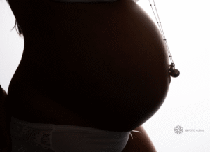 Detalle artístico del embarazo con bola sonora sobre el vientre, en sesión premamá en JS Foto Albal, estudio fotográfico en Albal (Valencia).