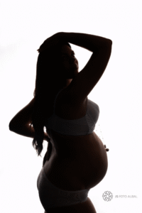 Silueta lateral de mujer embarazada con fondo blanco, fotografía artística de maternidad en JS Foto Albal, Valencia.
